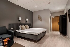 Escriptori, bressols i roba de llit