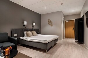 Escritorio, cunas y ropa de cama 