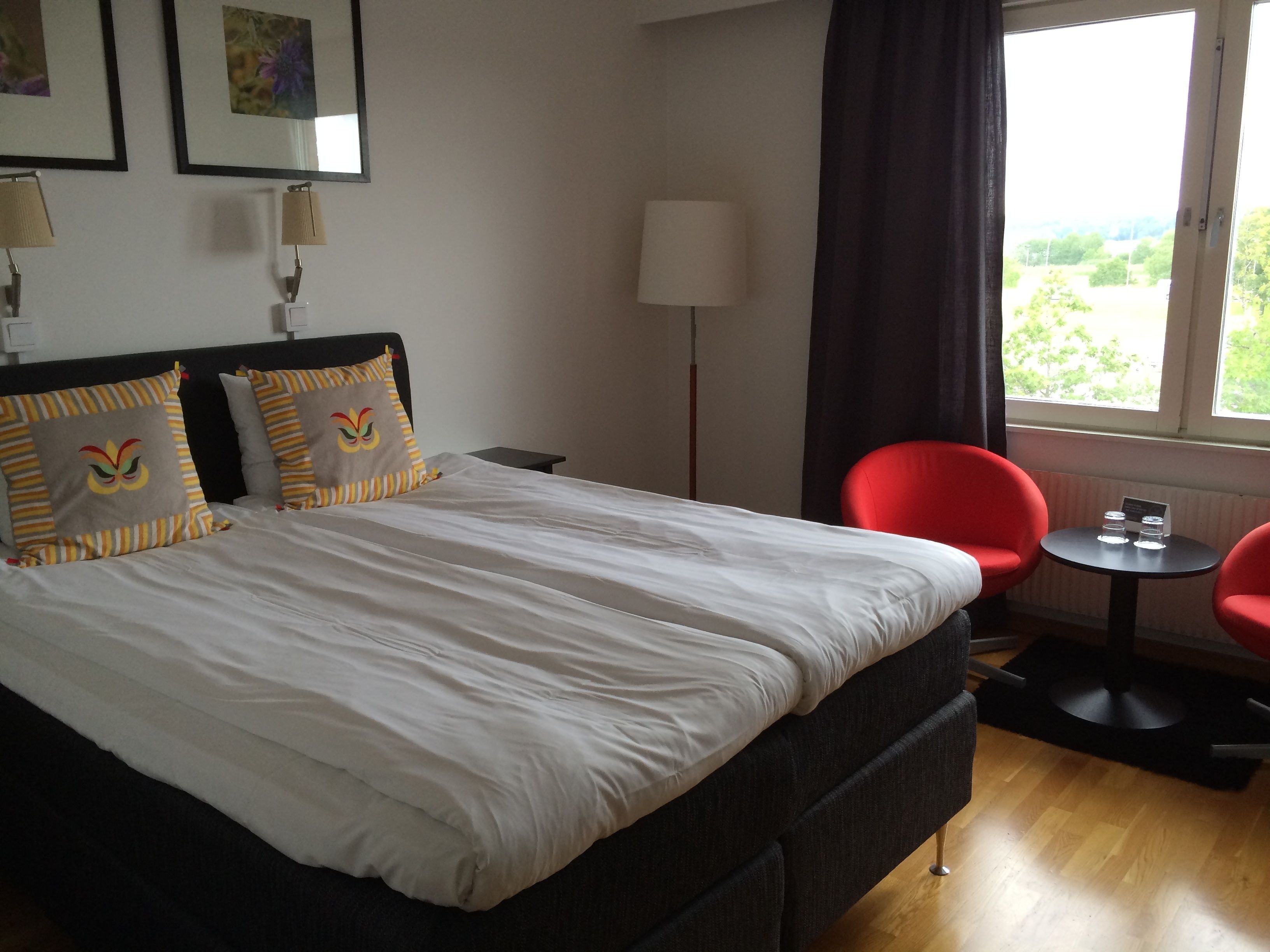 standard room, 1 double bed, non smoking | desk, cots/infant beds, bed sheets