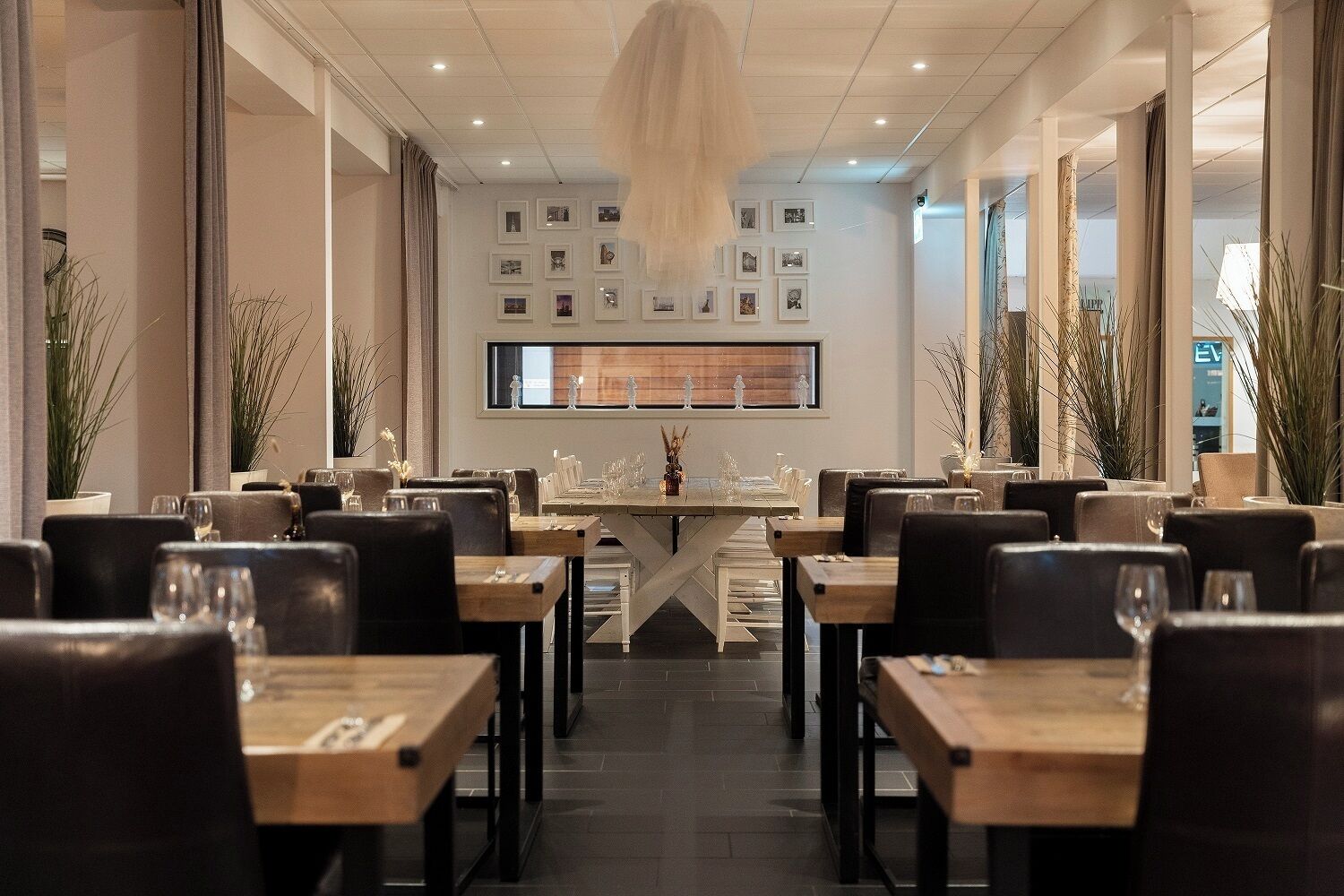 breakfast, lunch, dinner served; international cuisine