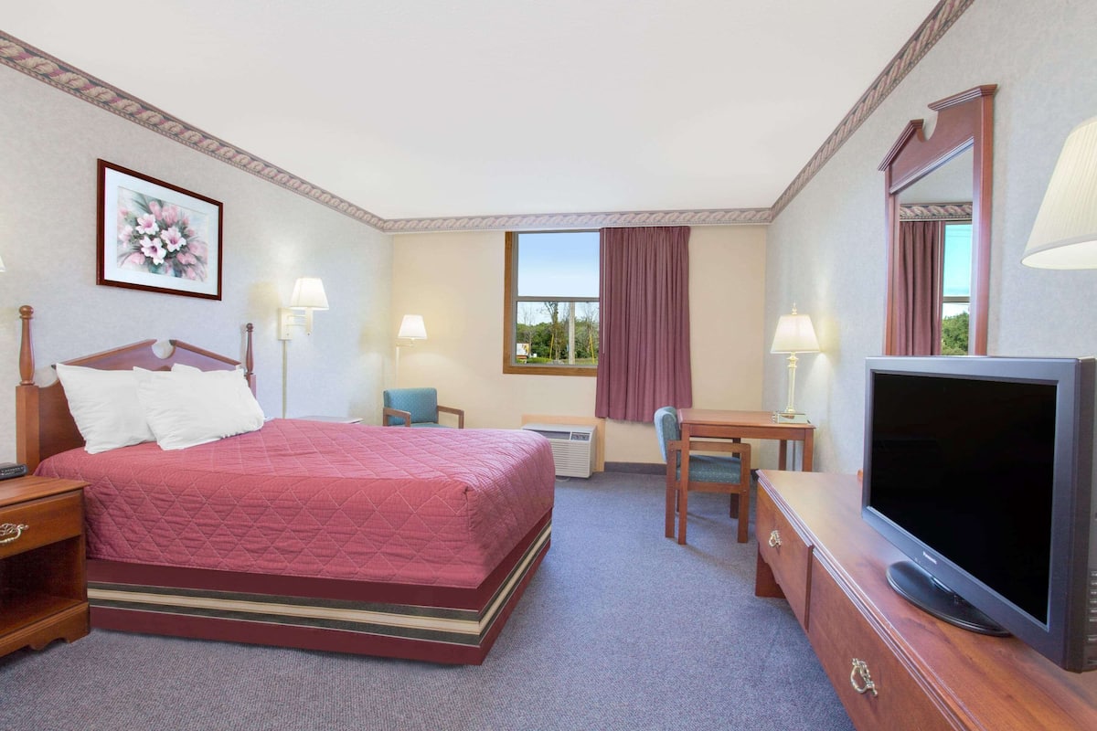 Room, 1 King Bed, Accessible, Non Smoking (Roll-In Shower)