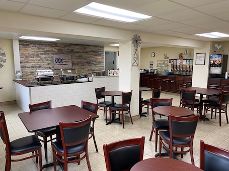 Lunch and dinner served, American cuisine