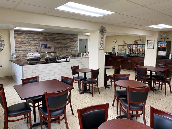 Lunch and dinner served, American cuisine - Ramada by Wyndham Angola/Fremont Area (Angola)