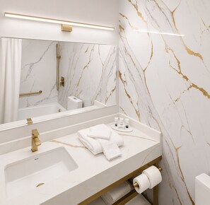Designer toiletries, hair dryer, towels - The Lake House Retreat (Angola)
