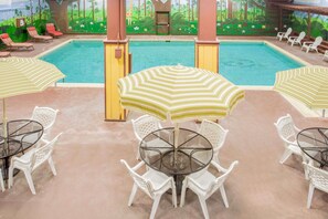 Una piscina cubierta