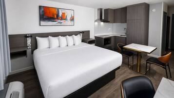 Habitación estándar, 1 cama de matrimonio grande | Ropa de cama de alta calidad y colchones con acolchado adicional