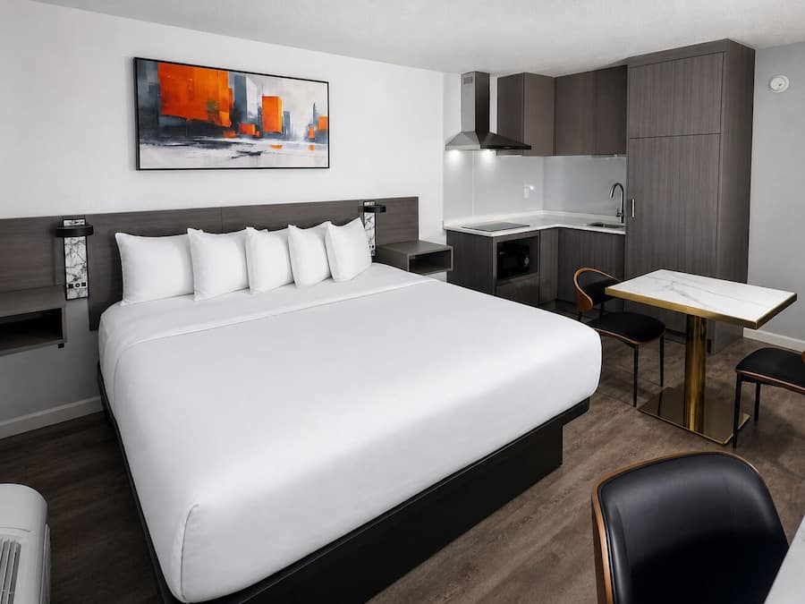 Standaard kamer, 1 kingsize bed | Luxe beddengoed, pillowtop-bedden, een kluis op de kamer, een bureau