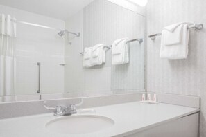 Designertoalettartikler, hårføner og håndklær