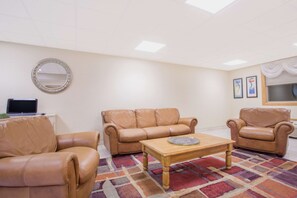 Lobby - Ramada by Wyndham Angola/Fremont Area (Angola)