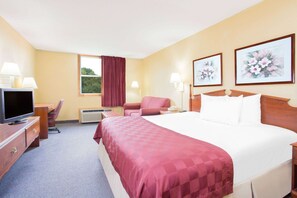 Premium bedding, pillowtop beds, in-room safe, desk - Ramada by Wyndham Angola/Fremont Area (Angola)