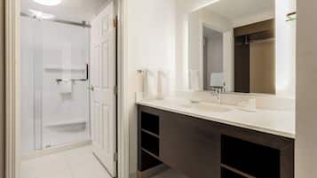 Bañera con ducha, artículos de tocador gratuitos, secador de pelo
