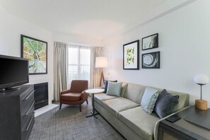 Televisor de pantalla plana de 32 polzades amb canals per satèl·lit 