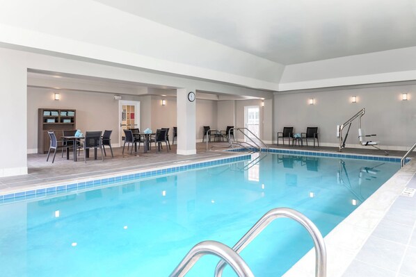Piscine intérieure, accès possible de 6 h à 23 h, chaises longues