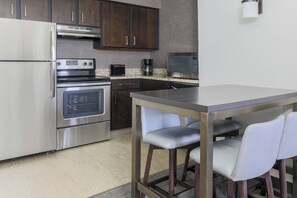 Phòng Suite, 2 phòng ngủ, lò sưởi | Bếp riêng | Tủ lạnh, lò vi sóng, bếp nấu, máy rửa bát 