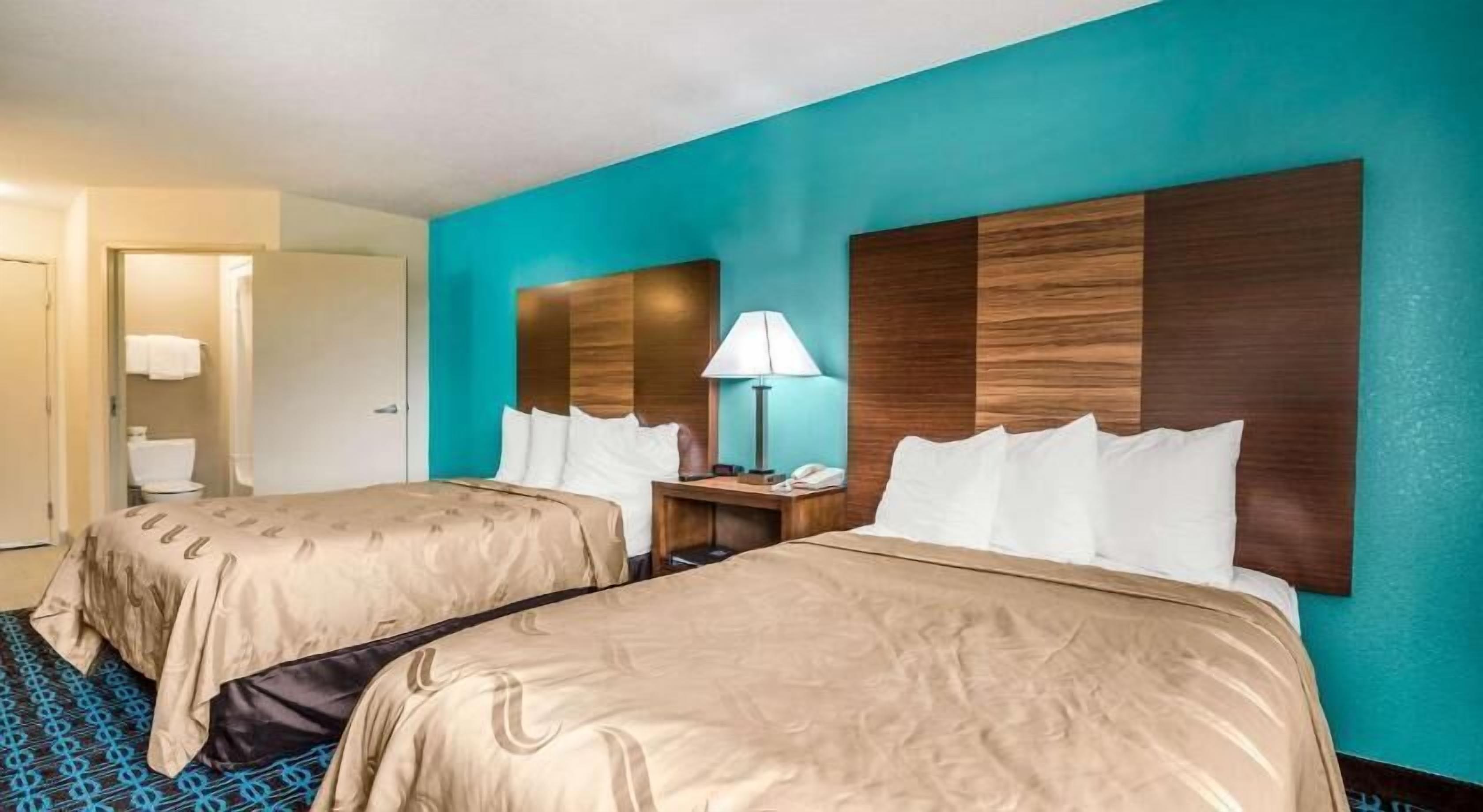 أغطية فراش متميزة وأسرّة بطبقة علوية مريحة ومكتب وستائر تعتيم