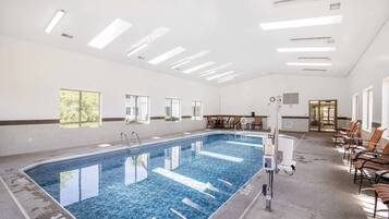 Piscine couverte, accès possible de 07 h 00 à 22 h 00, chaises longues