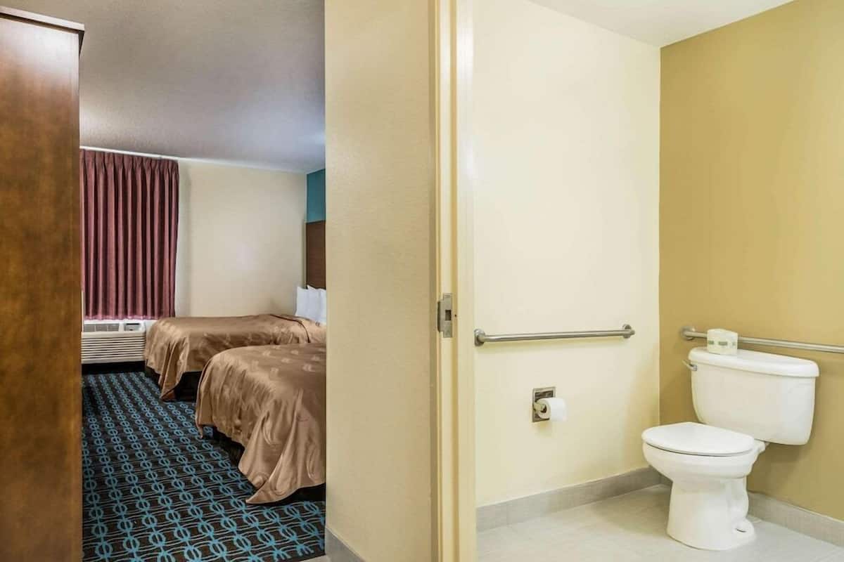 Bathroom | Combined shower/tub, free toiletries, hair dryer, towels