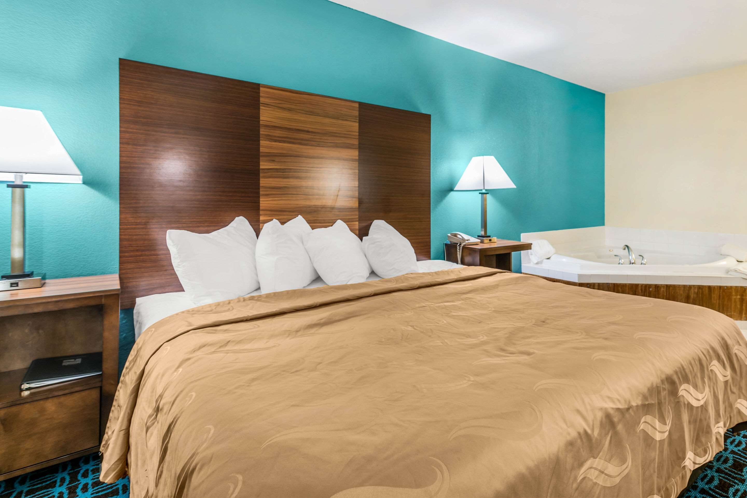 Standard Room, 1 King Bed, Non Smoking | Premium bedding, pillowtop beds, desk, blackout drapes