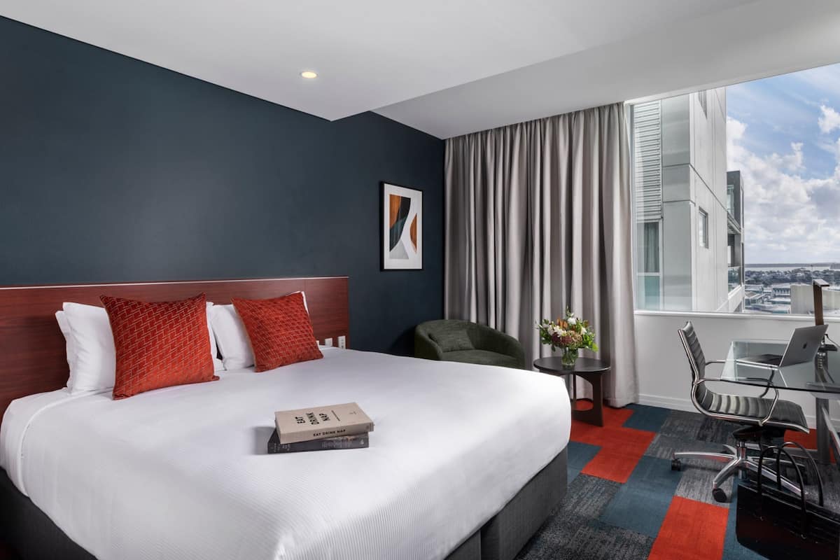 Premium Room, 1 King Bed | Premium bedding, minibar, in-room safe, desk