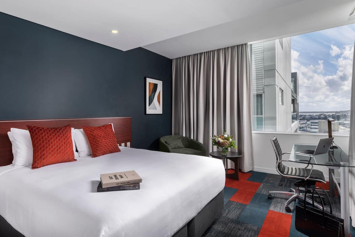 Premium Room, 1 King Bed | Premium bedding, minibar, in-room safe, desk