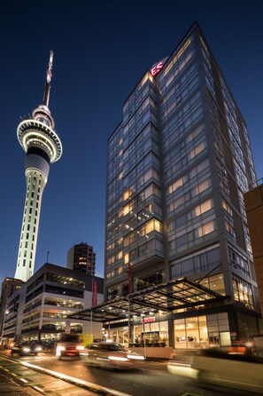 Front of property - evening/night - Rydges Auckland (Auckland)