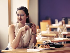 Petit déjeuner, déjeuner et dîner servis sur place