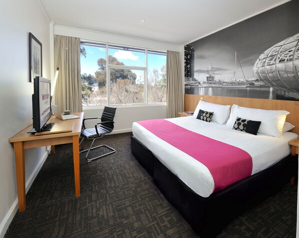 Standard Room, 1 King Bed | 1 bedroom, premium bedding, pillowtop beds, minibar
