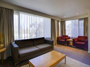 Suíte júnior, 1 cama King | 1 quarto, roupas de cama premium, camas com colchões pillow-top