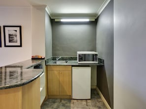 1 室のベッドルーム、高級寝具、ピロートップベッド、ミニバー
