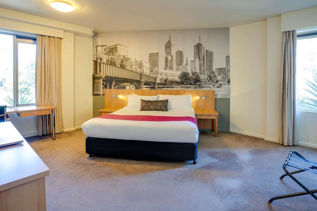 Junior Suite, 1 King Bed | 1 bedroom, premium bedding, pillow-top beds, minibar