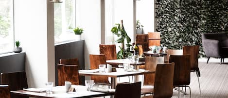 朝食、ランチ、ディナーに営業