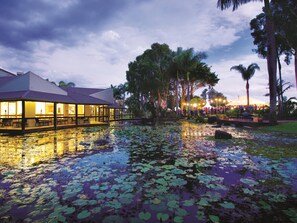 Un hôtel doté d’un espace aquatique et d’un coin repas.