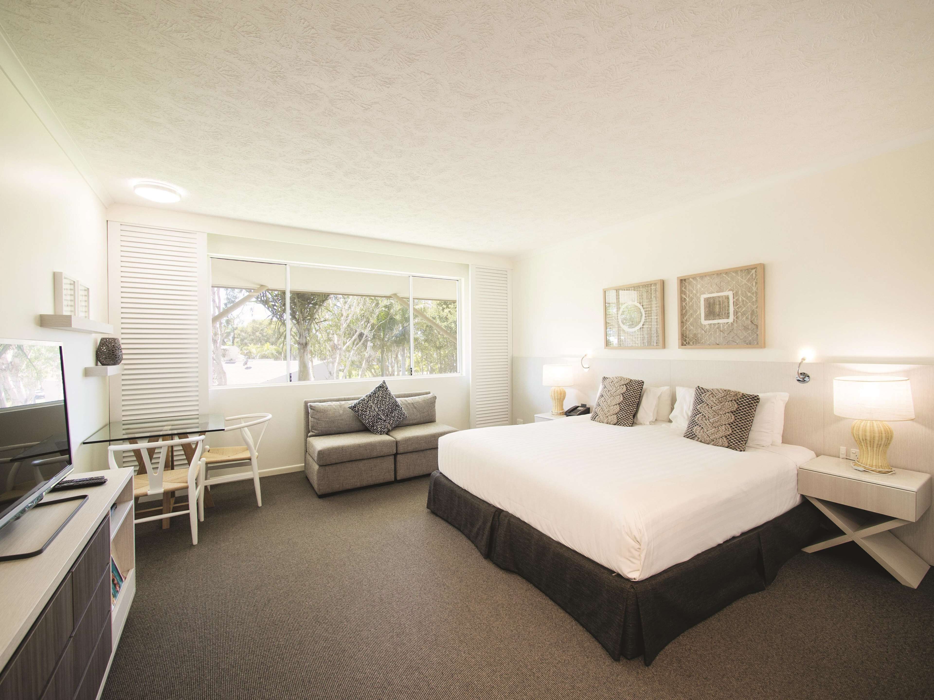 Tabla de planchar con plancha, cunas, wifi gratis y ropa de cama 