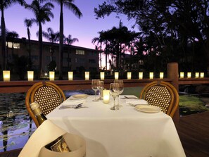 Petit déjeuner et dîner servis sur place