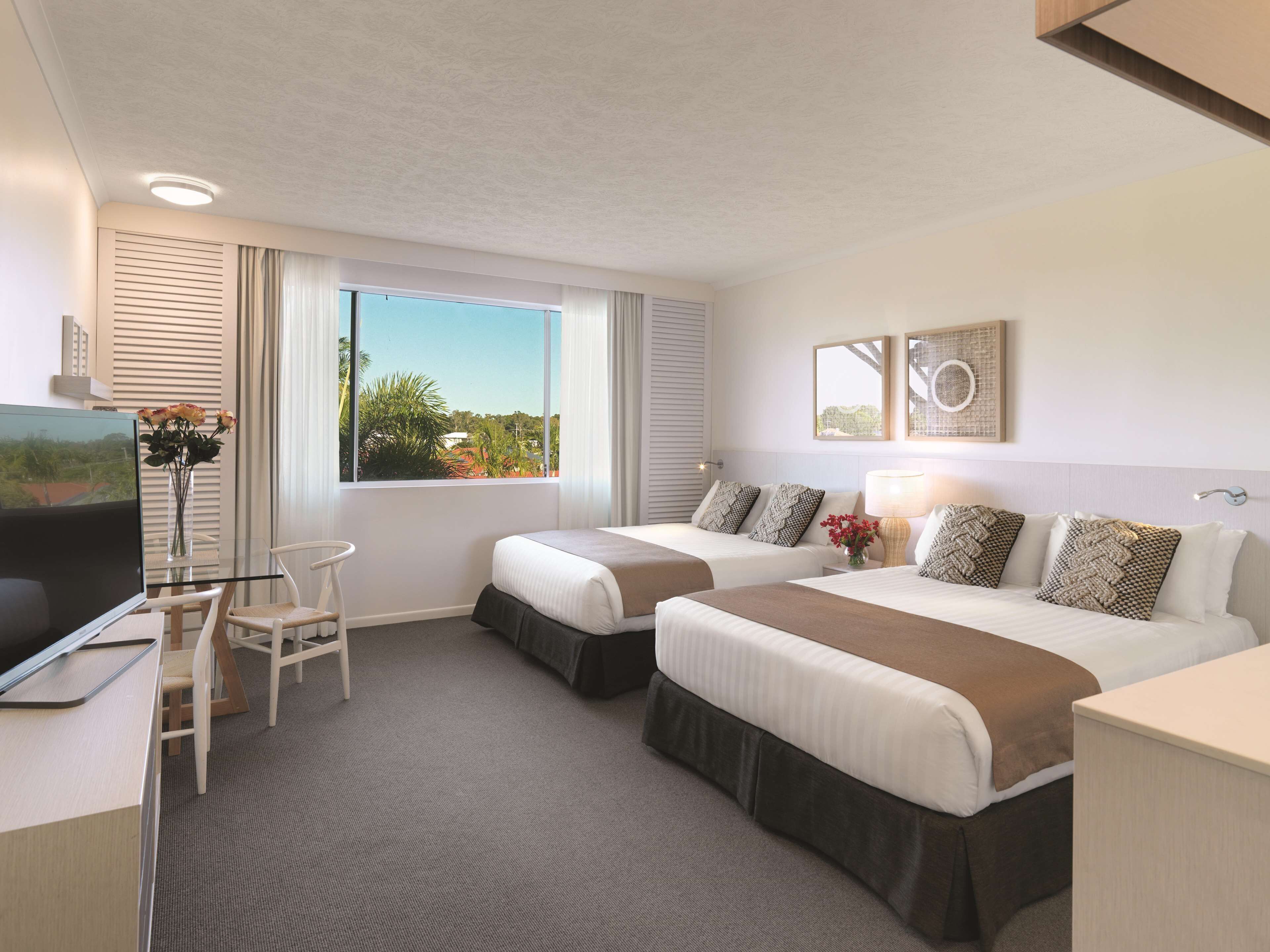 Tabla de planchar con plancha, cunas, wifi gratis y ropa de cama 