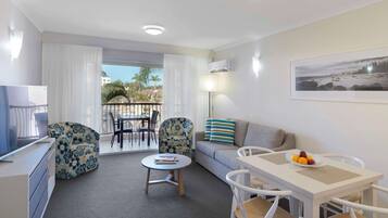 1 Bedroom Executive | Iron/ironing board, cribs/infant beds, free WiFi, bed sheets