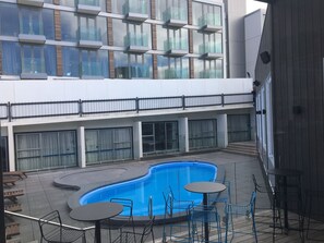 Ulkouima-allas, aurinkotuoleja