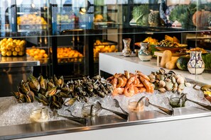 Aamiainen tarjolla, paikallinen keittiö