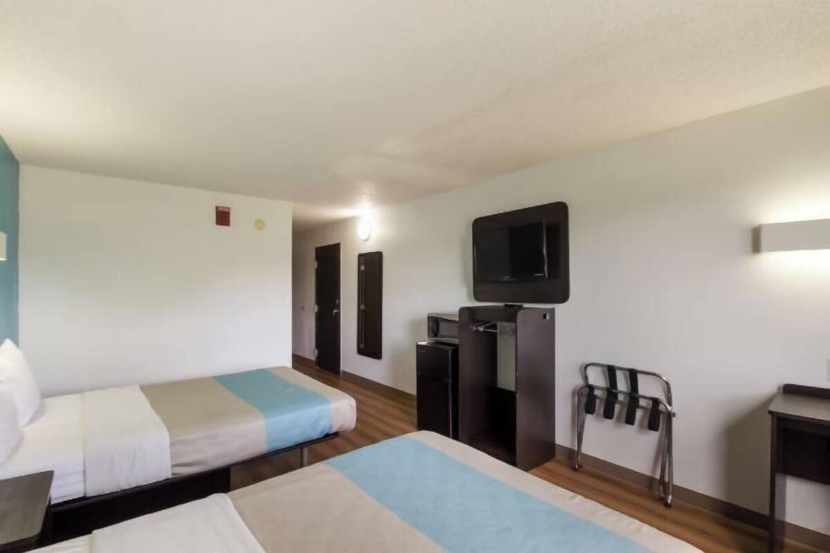 Desk, laptop workspace, WiFi (free), bed sheets