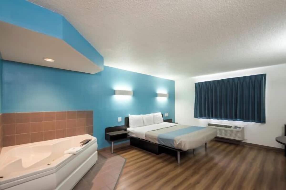 Desk, laptop workspace, WiFi (free), bed sheets