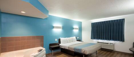 Suite – deluxe, 1 kingsize-seng, ikke-røyk, spabadekar | Skrivebord, skrivebord for bærbar PC, wi-fi (inkludert) og sengetøy