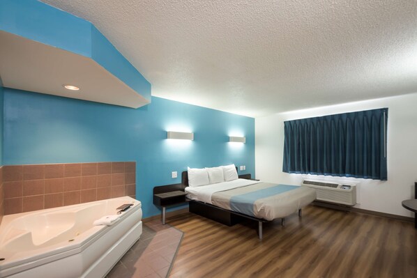 Deluxe Suite, 1 King Bed, Non Smoking, Hot Tub