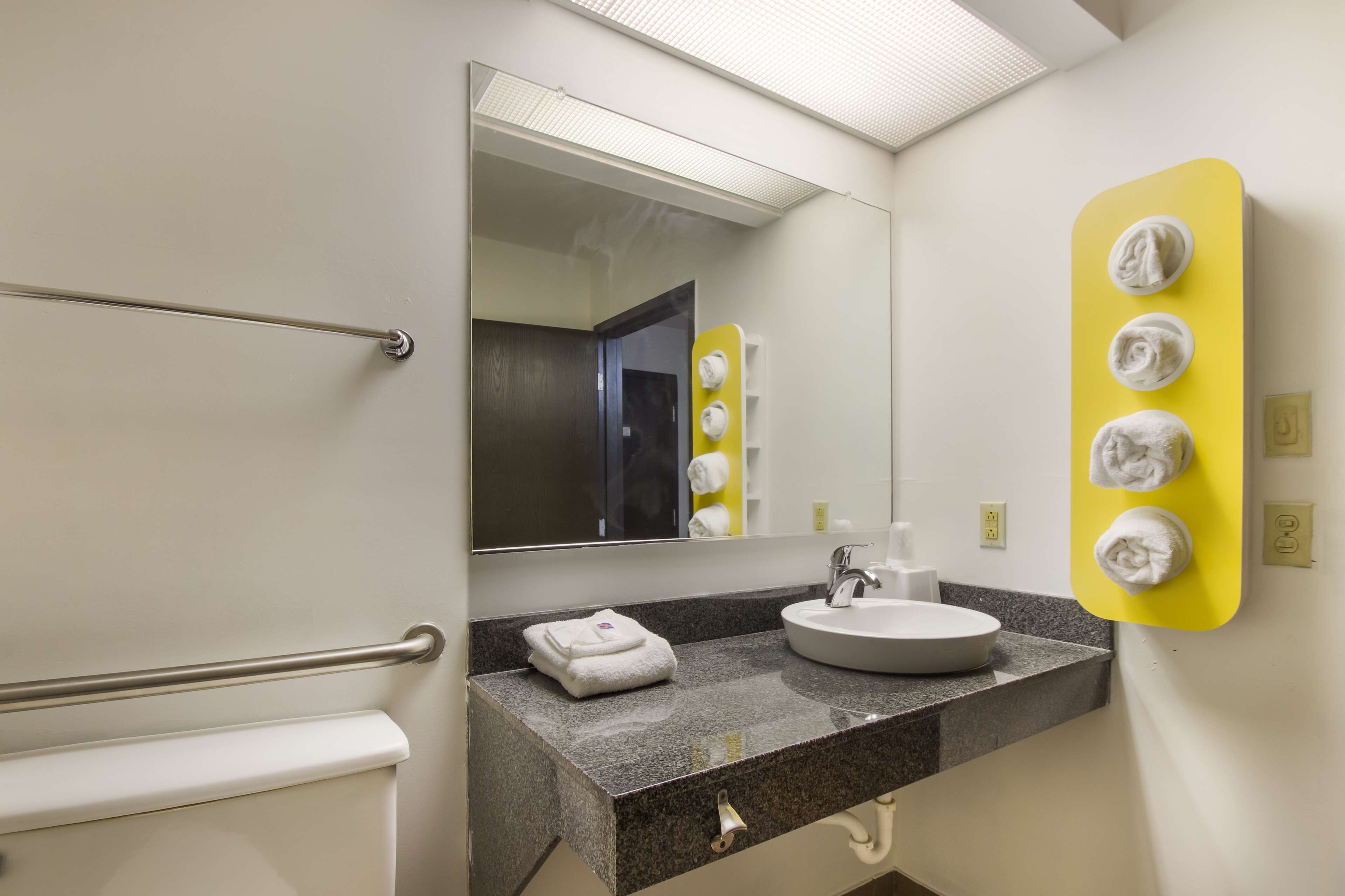 Bañera con ducha, artículos de tocador gratuitos, toallas, jabón