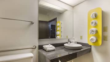 Bañera con ducha, artículos de tocador gratuitos, toallas, jabón