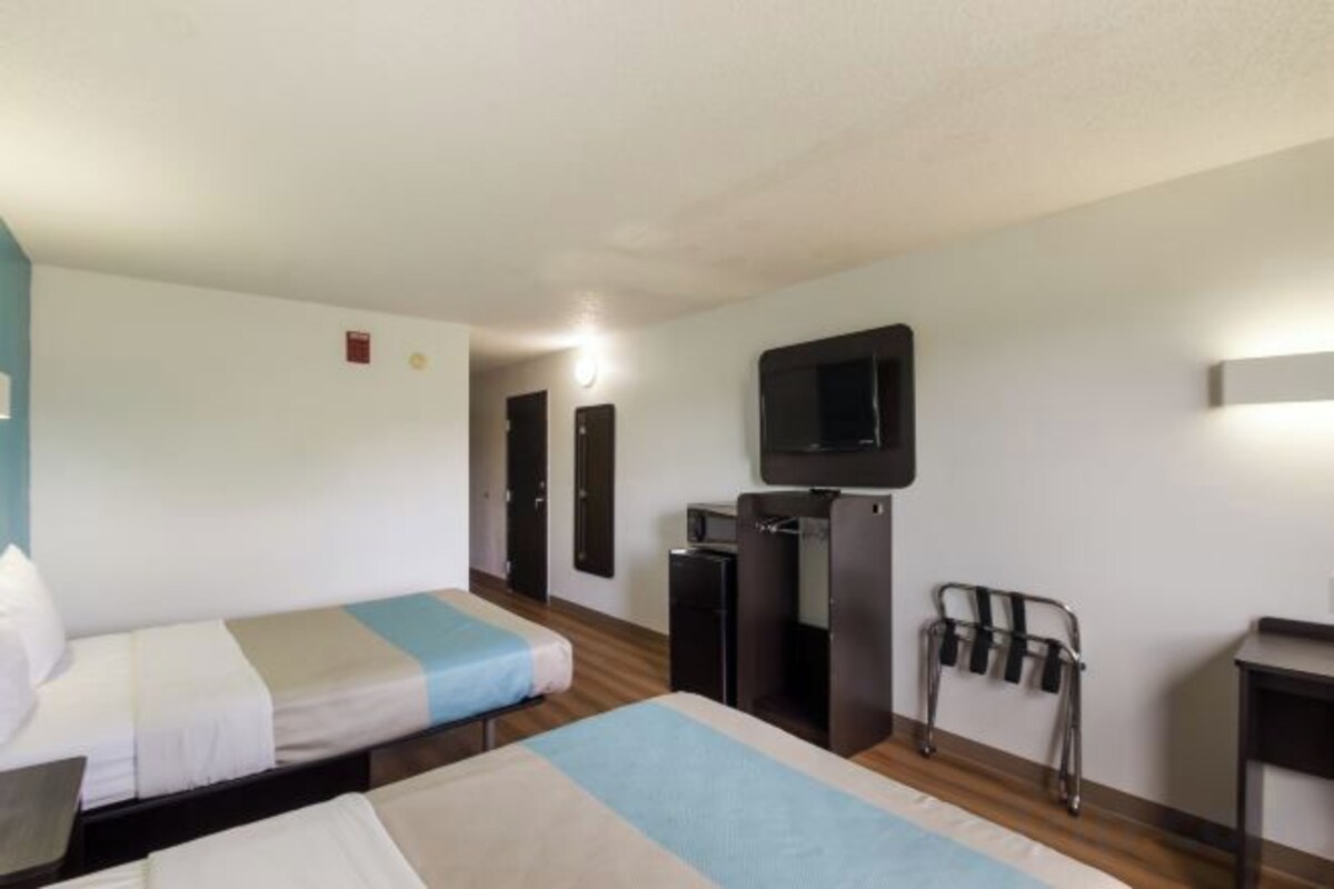 Two Queen Beds Micro Fridge-Non-Smoking