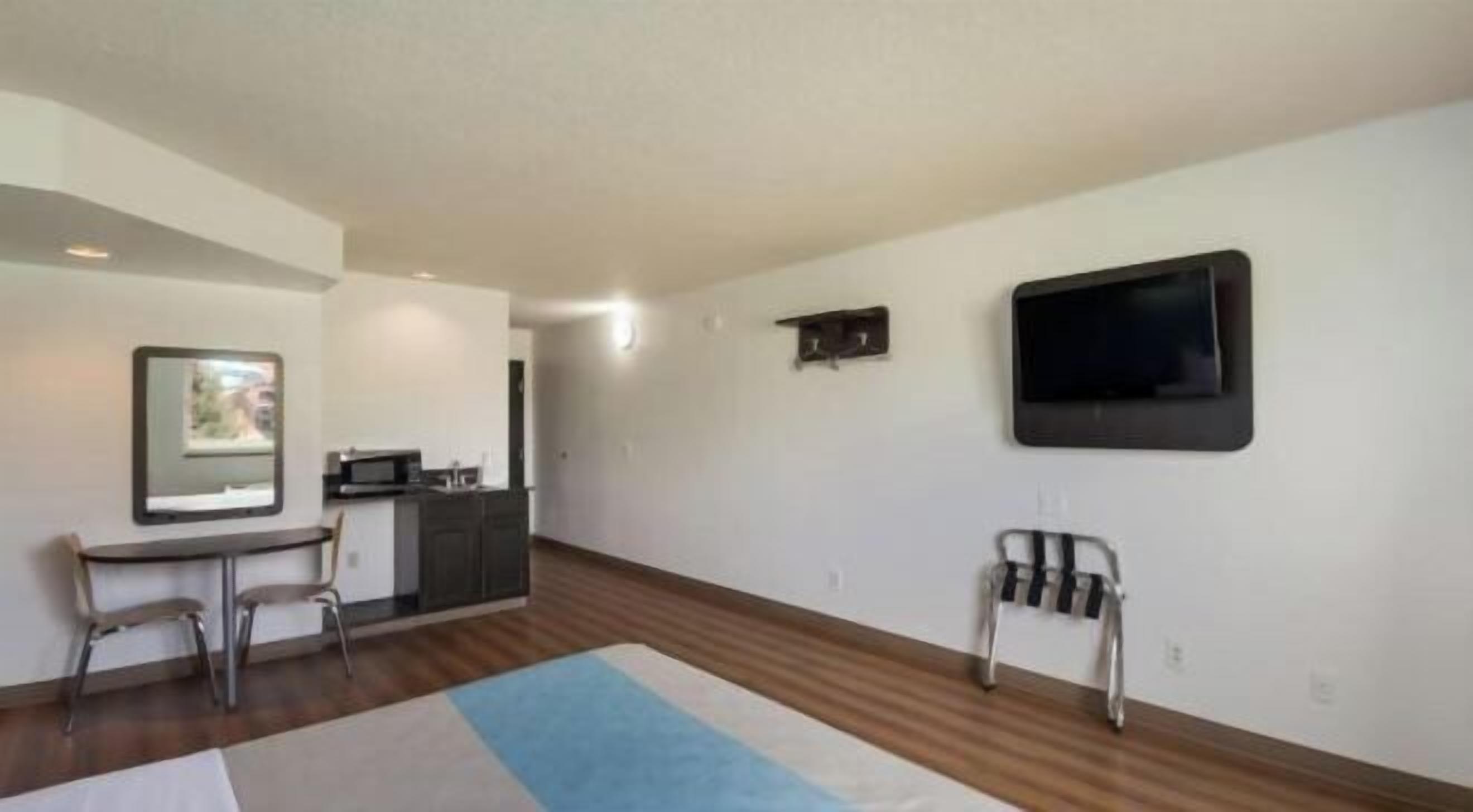 مكتب ومساحة عمل للكمبيوتر المحمول وواي فاي مجانًا وملاءات أسرّة