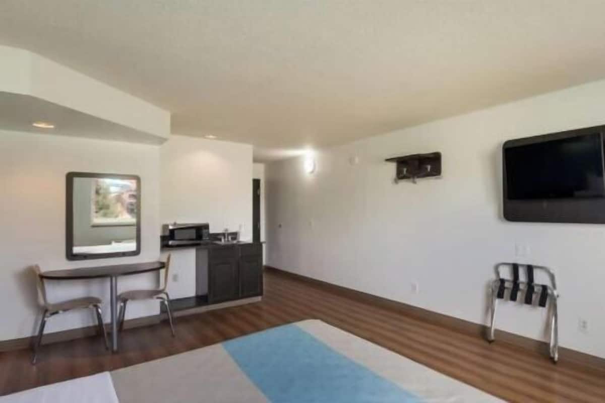 Bureau, espace de travail pour ordinateur portable, Wi-Fi gratuit