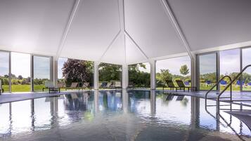 Piscine couverte, chaises longues