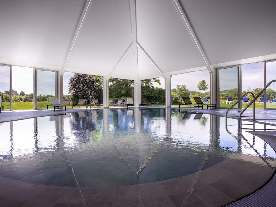Piscine couverte, chaises longues