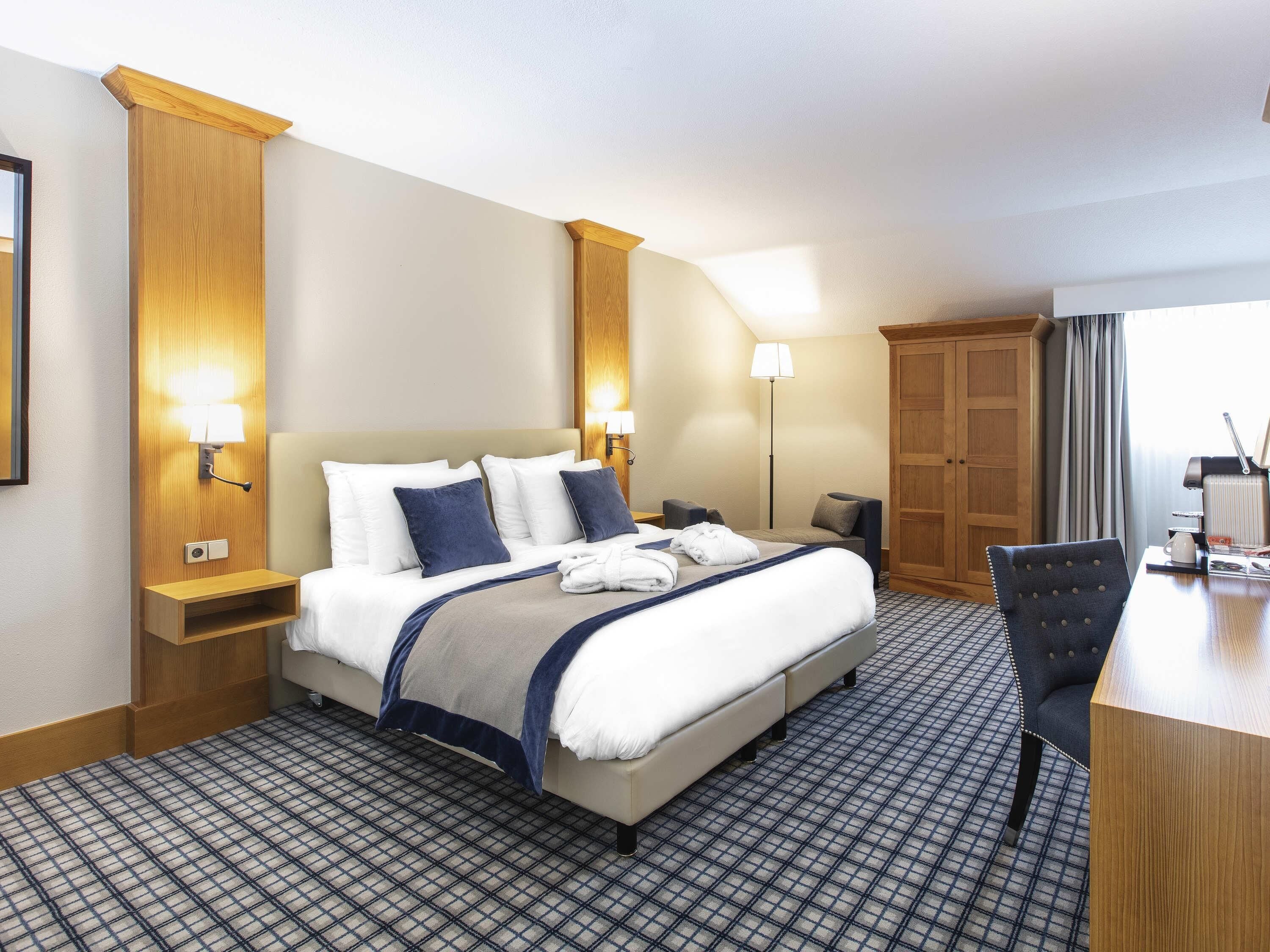 Habitación doble superior, 1 cama matrimonial y sofá cama | Caja de seguridad en la habitación y escritorio 